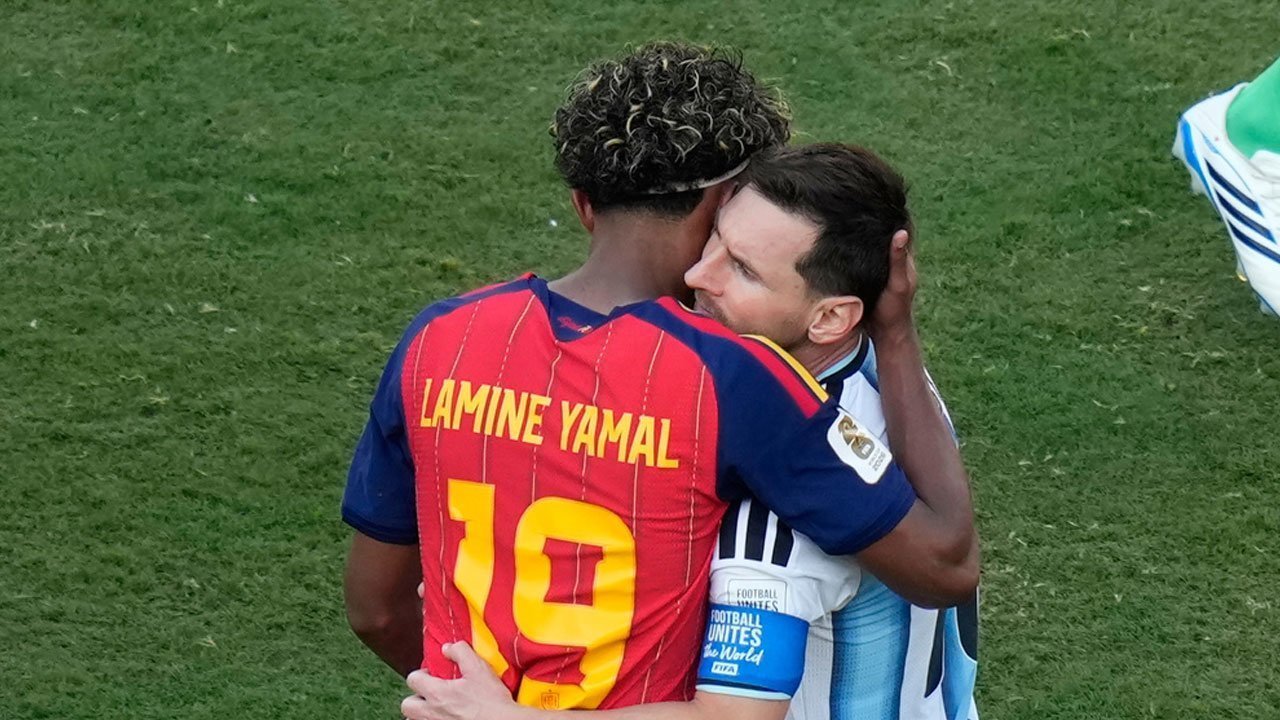 Respect! Lamine Yamal Peluk dan Hibur Lionel Messi usai Final Piala Dunia 2026