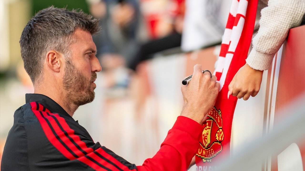 Michael Carrick Jelaskan Kondisi Mason Mount Usai Ditendang Pemain PSG